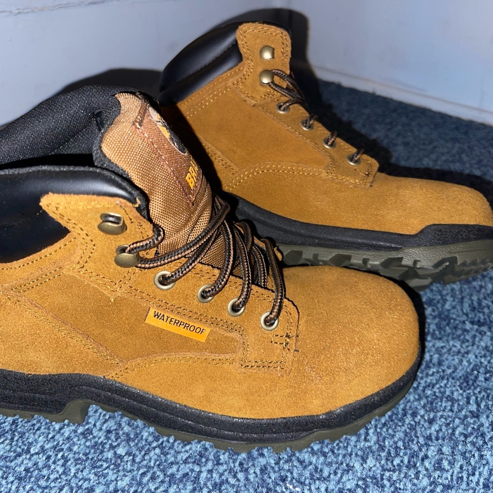 Waterproof Woman’s steel toed boots!! 🥾